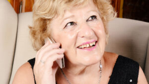 sexy Oma am Telefon