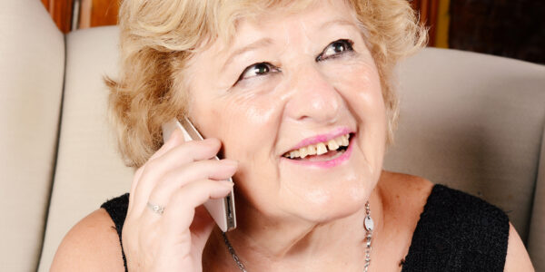 sexy Oma am Telefon